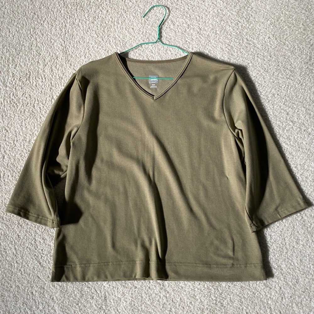 Moving Comfort v-neck 3/4 sleeve stretch top Medium